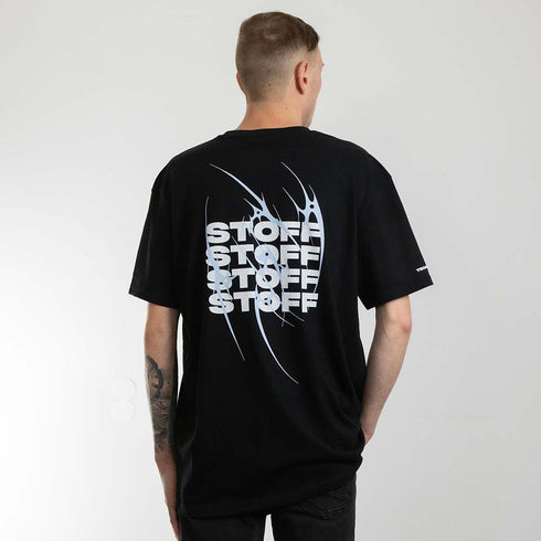 schwarzes oversized "Stoff hoch 4" Raver T-Shirt von hinten, getragen von einem Mann